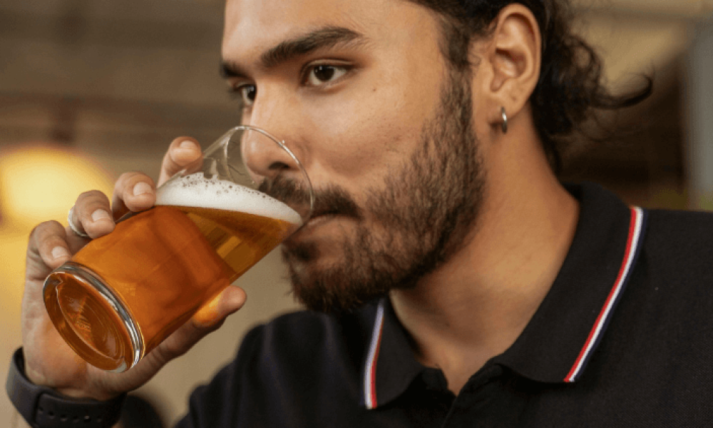 Persona bebiendo una cerveza